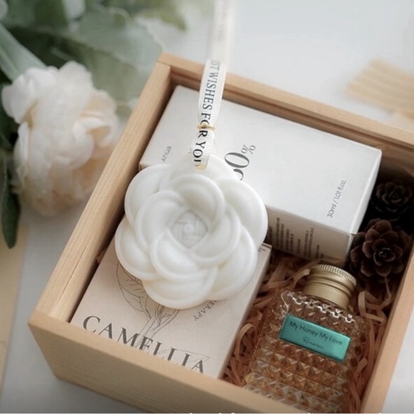 NIB One White Camellia Luxury Fragrance Wax Pendant - Picture 2 of 5